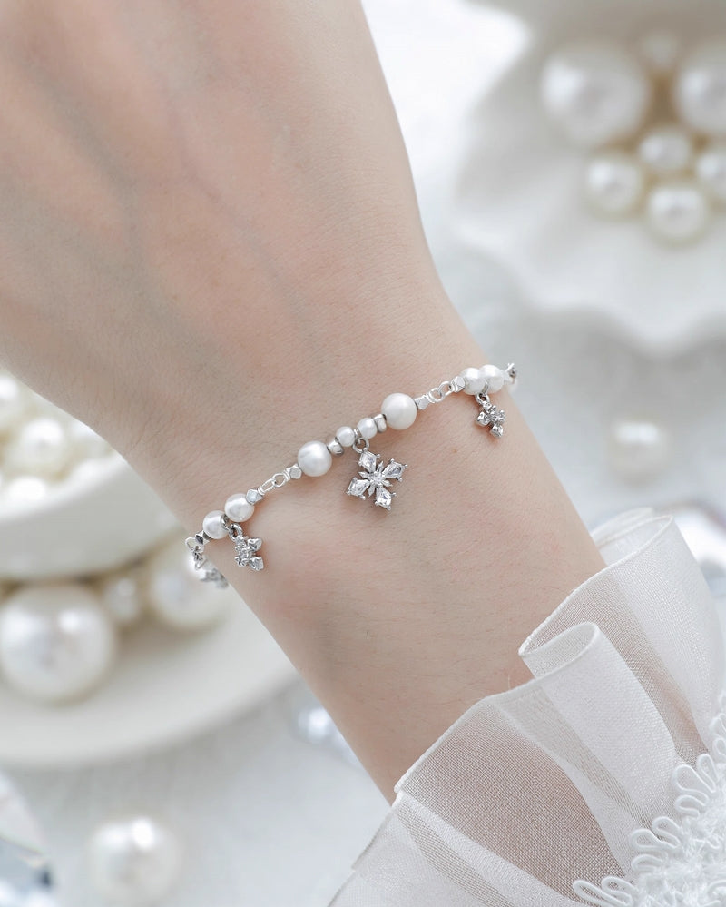 Light Domain Pearl Bracelet