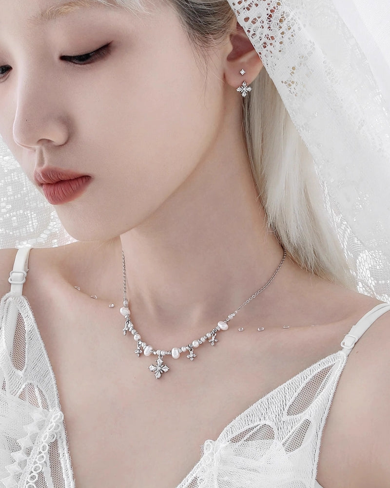 Light Domain Pearl Necklace