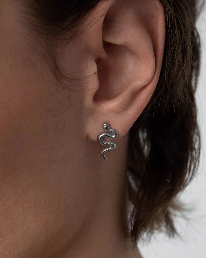 【BLACKHEAD】Ghost Kingdom Asymmetric Snake Earrings pg878