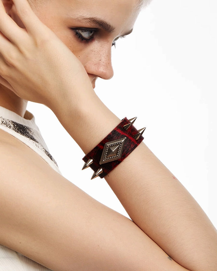 【OCTO VITA】Gothic Relief Dark Red Rivet Bracelet pg921