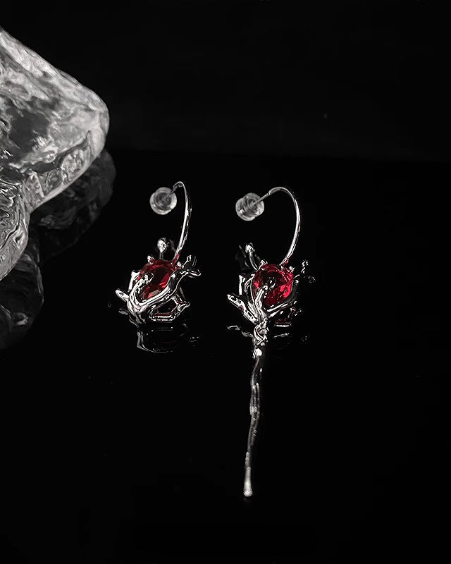 [Insomnia Artist] Dark Red Asymmetrical Rose Earrings pg549